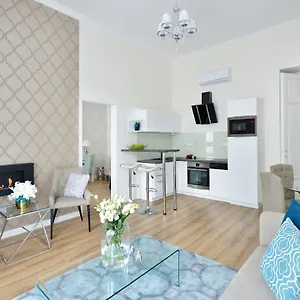 julia-superior-apartment-in-the-city-center.inbudapesthotels.com/